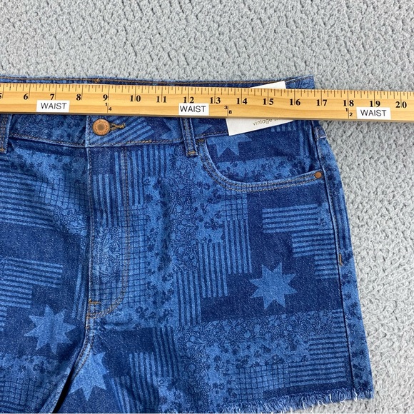 Wrangler Women's Mid-Rise Vintage Cutoff Quilted Star Shorts   |  Size:  12 - Picture 5 of 14
